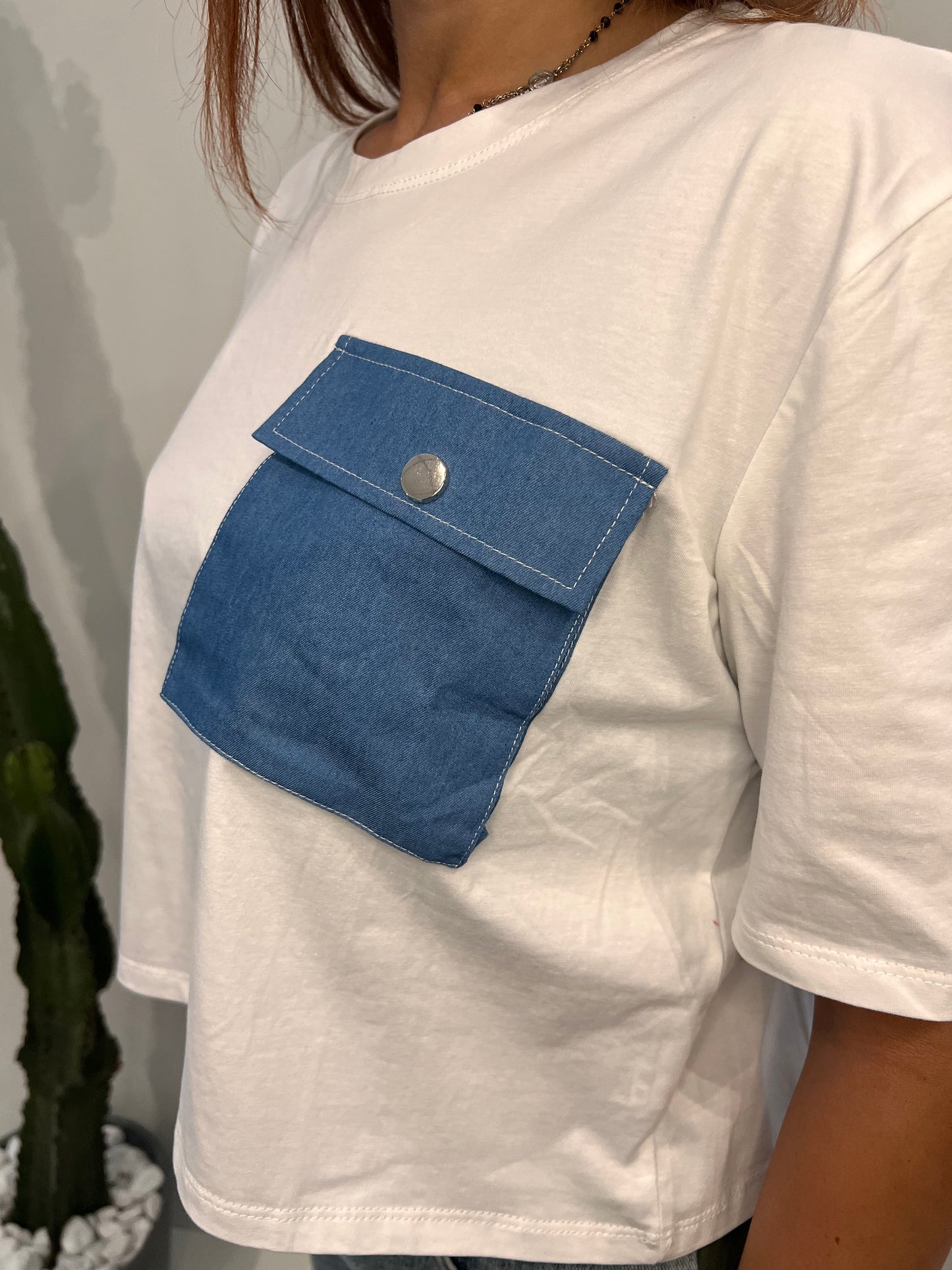 T-SHIRT CROP CON TASCA JEANS